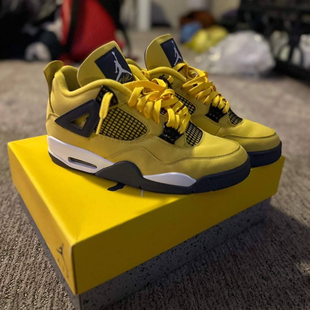 Air Jordan retro 4. Clean in good condition.